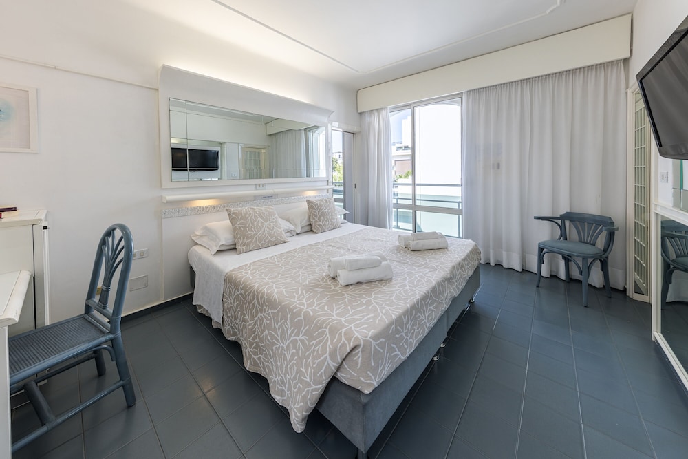 Standard Double or Twin Room - Photo 25