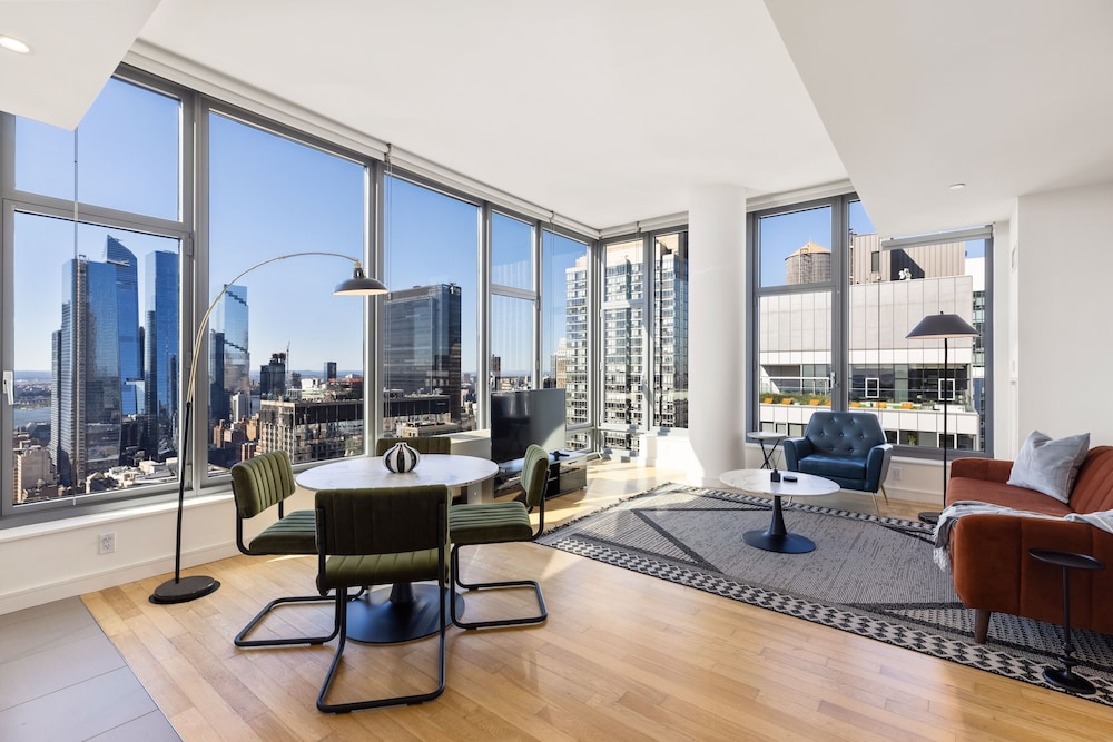 Business Suite, City View