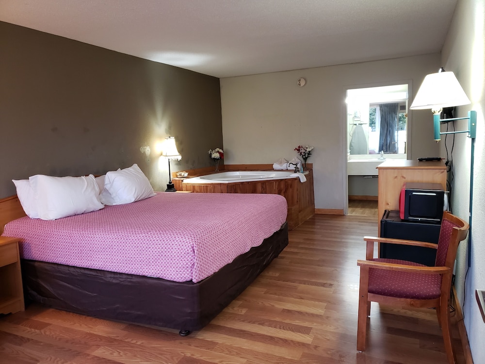 Romantic Single Room, 1 King Bed, Hot Tub, Ground Floor photo 3