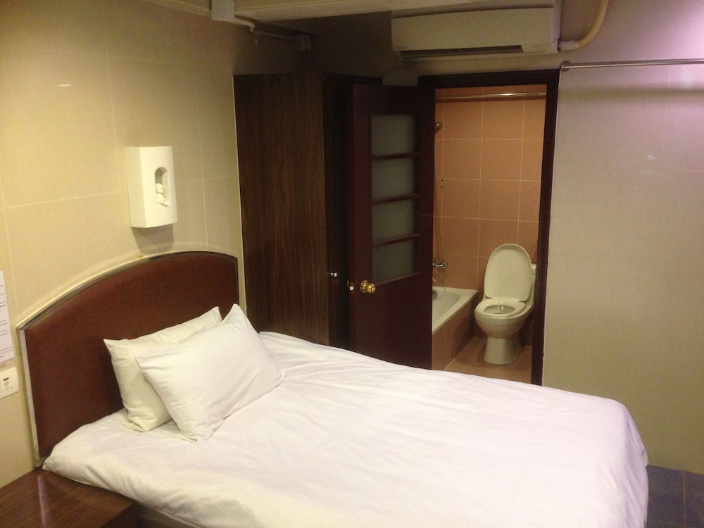 Economy Triple Room - Photo 2