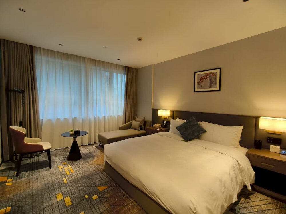 Superior Non smoking Queen Bed Room - Photo 1