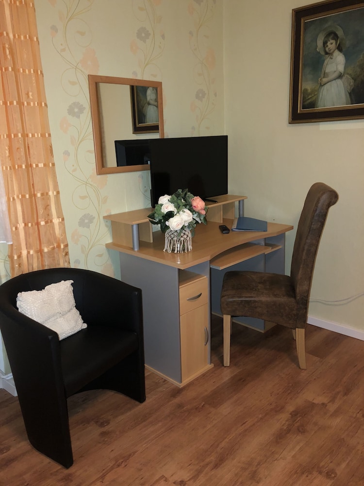 Basic Double Room, 1 Bedroom, Corner photo 3