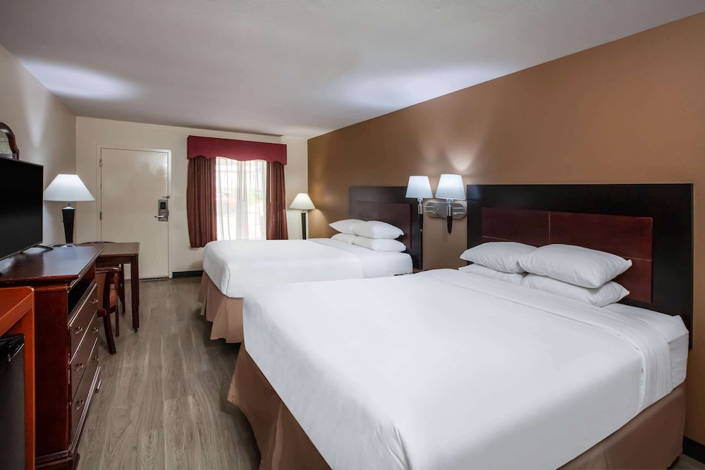 Room, Multiple Beds, Non Smoking, Refrigerator photo 3