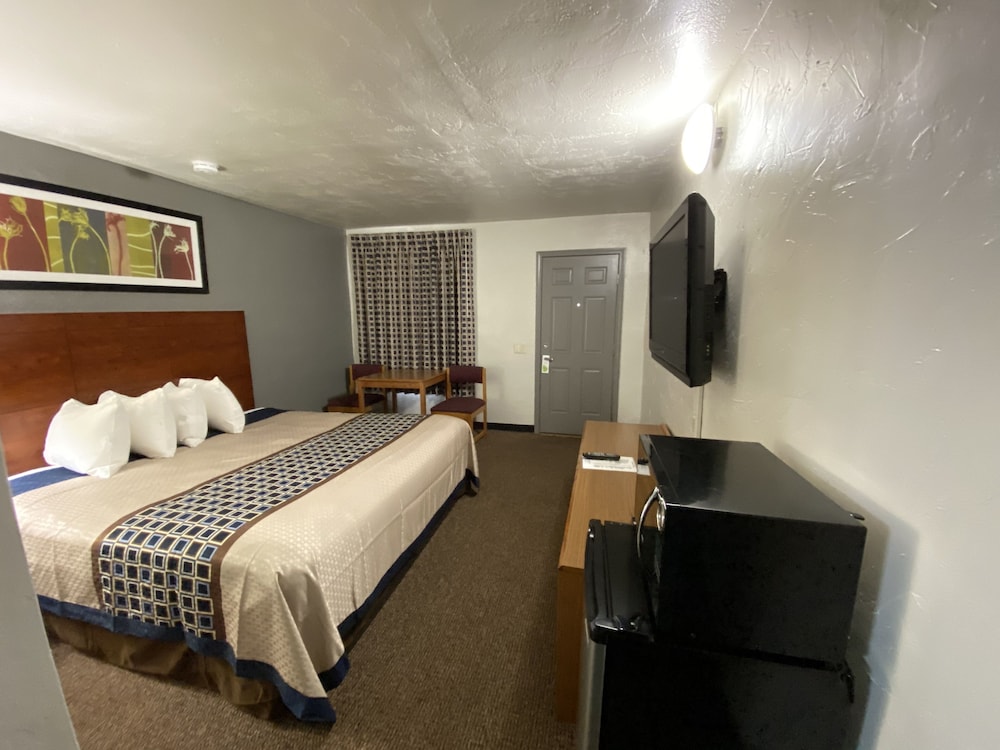Standard Room, 1 King Bed, Non Smoking photo 3
