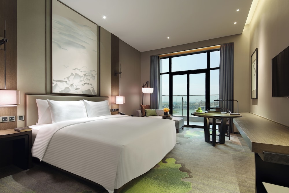 Business Single Room, 1 King Bed, Lake View photo 1