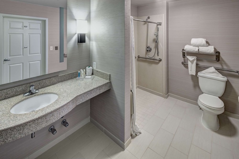 Room, Accessible, Non Smoking (Roll-in Shower) - Photo 6