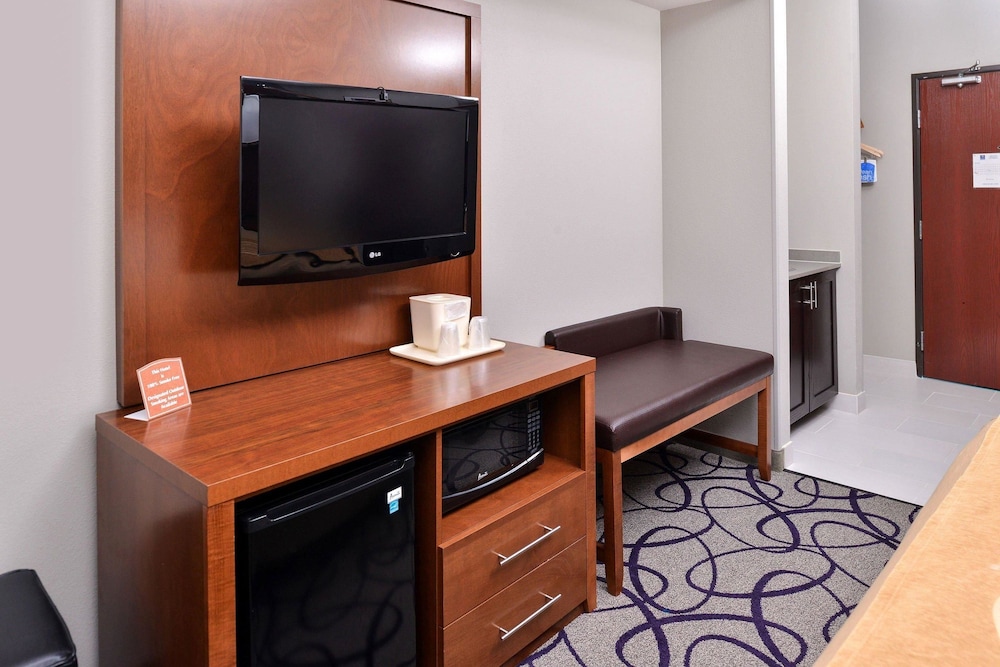 Suite, 1 King Bed, Non Smoking, Hot Tub - Photo 7