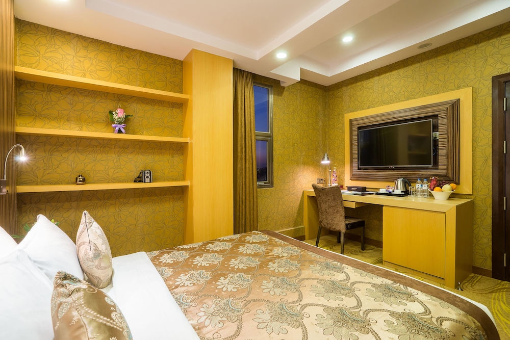 Deluxe Room, 1 Queen Bed, Non Smoking, City View photo 2