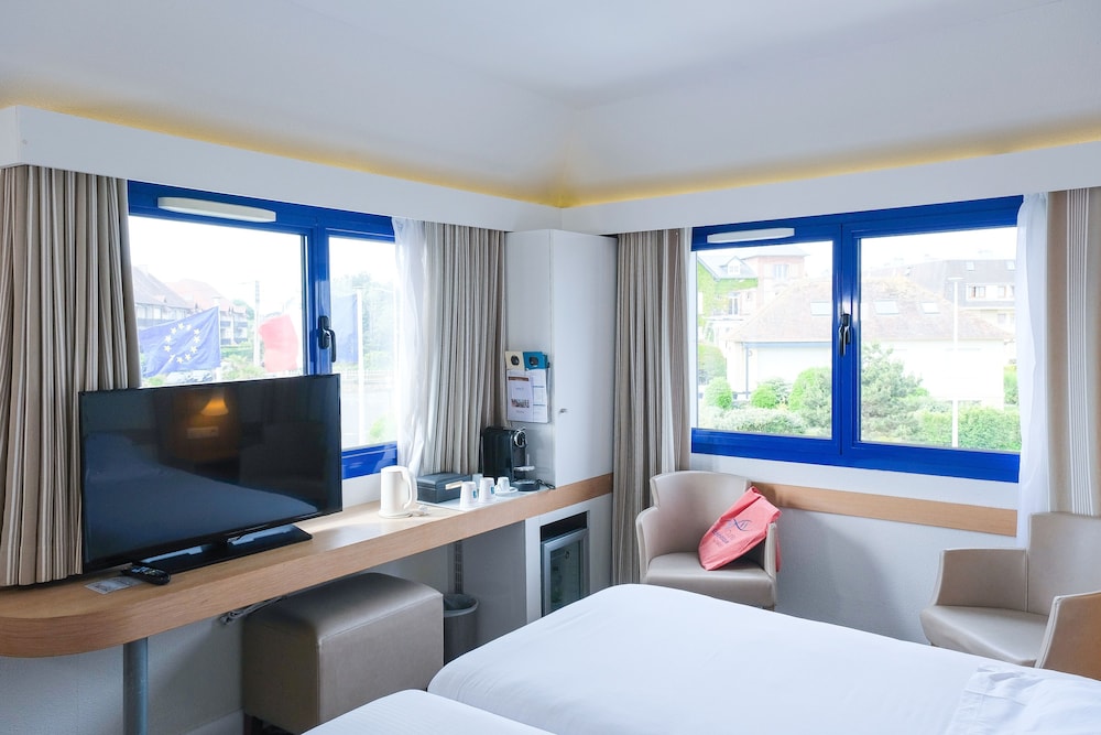 Classic Twin Room, Pool Access, City View - Photo 3