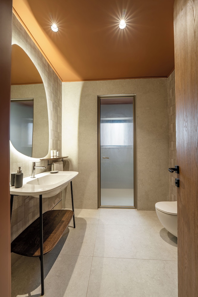 Superior Suite - Photo 25