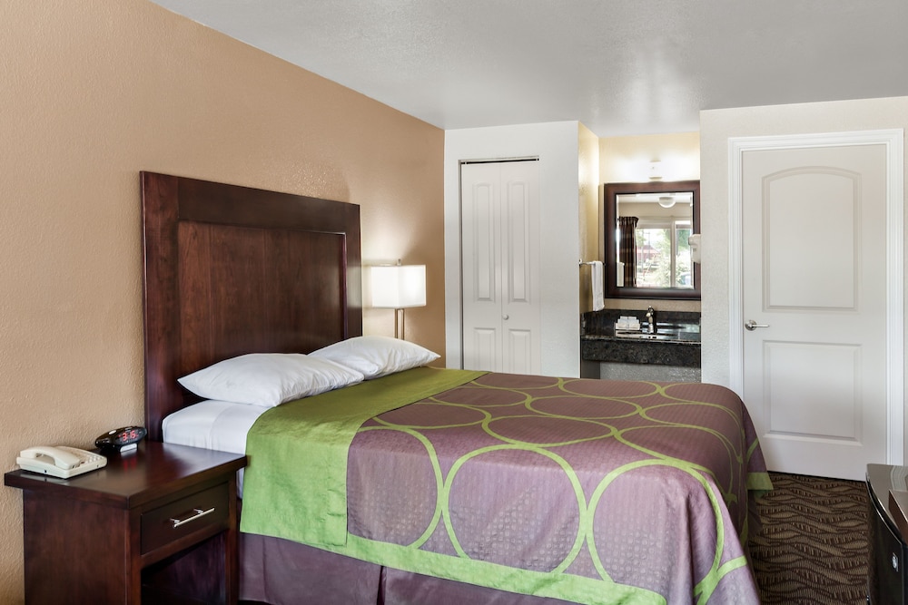 Traditional Room, 1 Queen Bed - Photo 3