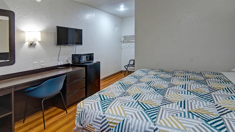 Standard Room, 1 King Bed, Non Smoking photo 1