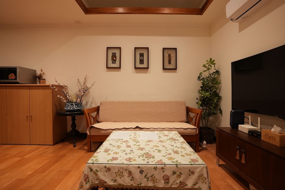 Economy Double Room (Shared Bathroom) - Photo 4
