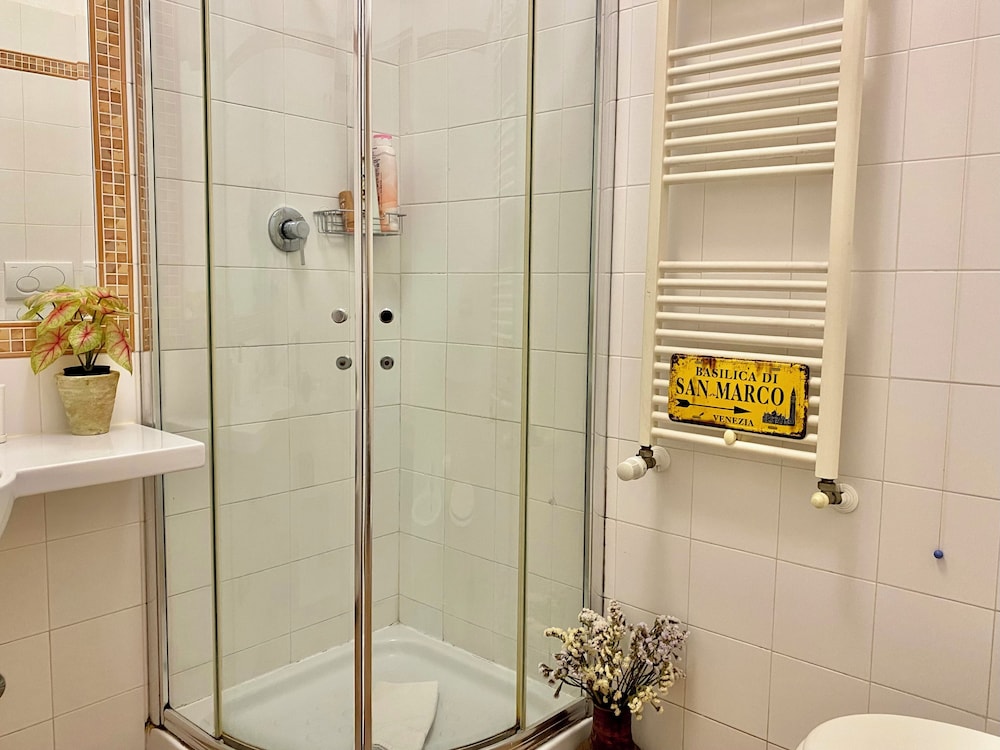 Economy Triple Room, Ensuite photo 3