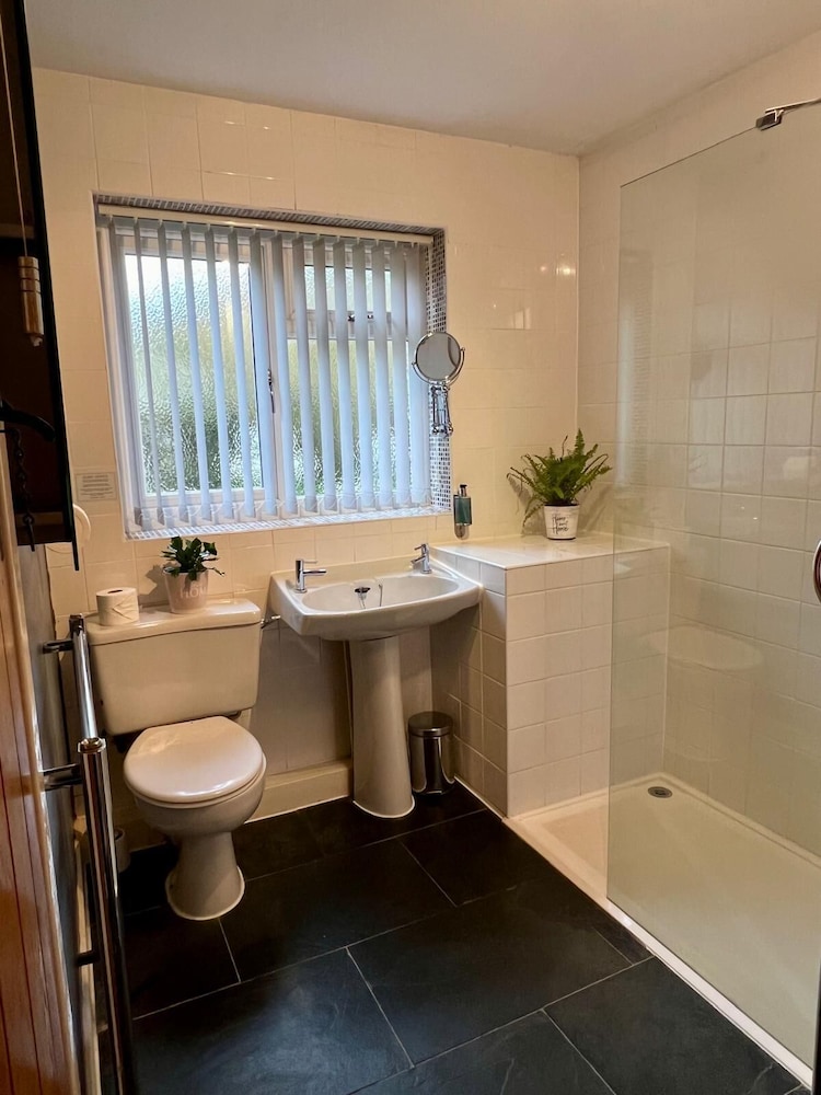 Twin Room, Ensuite - Photo 12