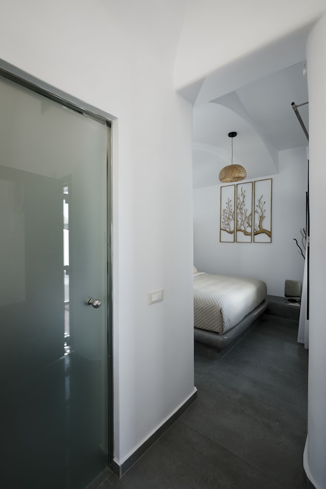 Elegant Suite with outdoor heated private Jacuzzi - Photo 3