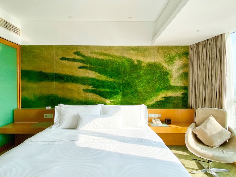 Club Room, 1 King Bed, City View - Photo 3