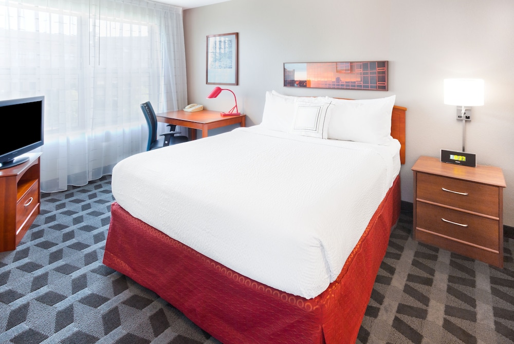 Studio, 1 Queen Bed with Sofa bed (Mobility/Hearing Accessible, Tub) - Photo 2