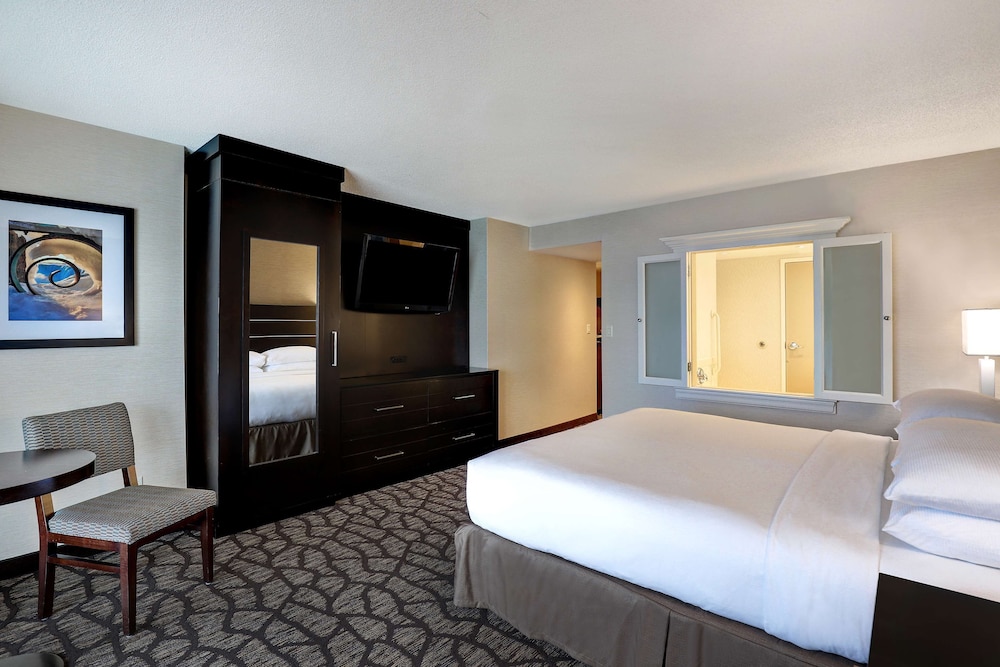 King Bed with Whirlpool, Sofa Bed and partial view of Niagara Falls - Floor 30