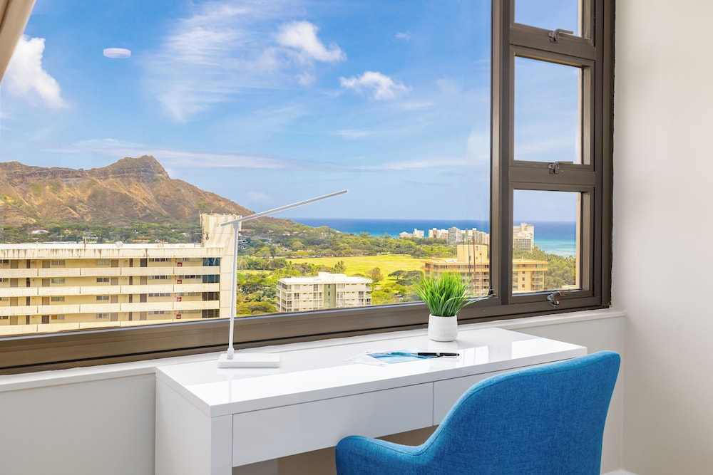 Diamond Head and Ocean views with King Bed and Parking: Apartment, 1 King Bed with Sofa bed, Ocean View (0113) photo