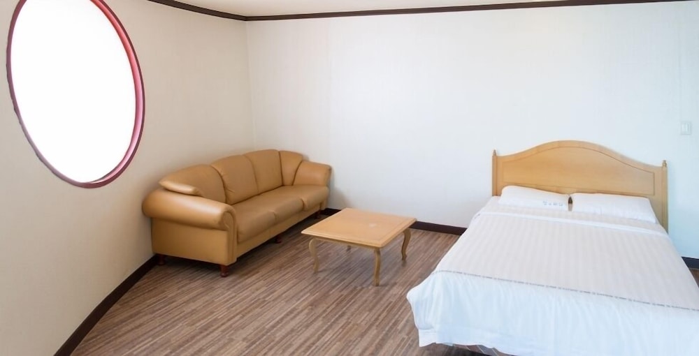 Room (Deluxe Double Twin) photo 2
