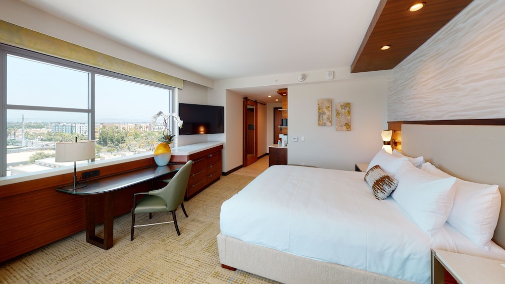 Deluxe Room, 1 King Bed, Park View - Photo 3