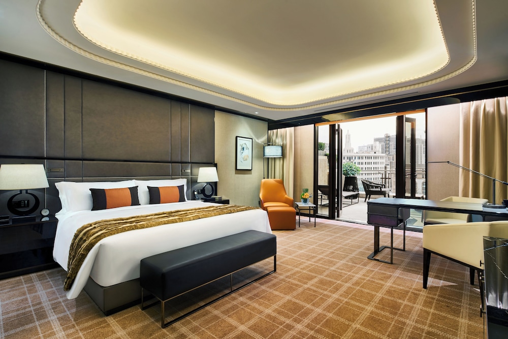 Premier Terrace River King Room thumbnail 5
