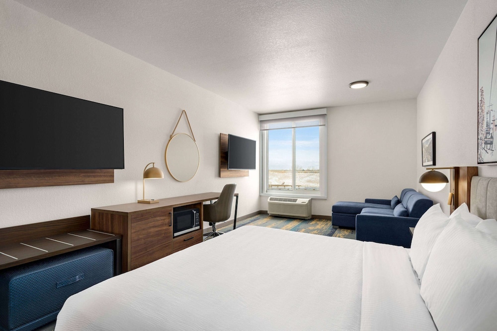 Deluxe Suite, 1 King Bed, Accessible, Non Smoking - Photo 9