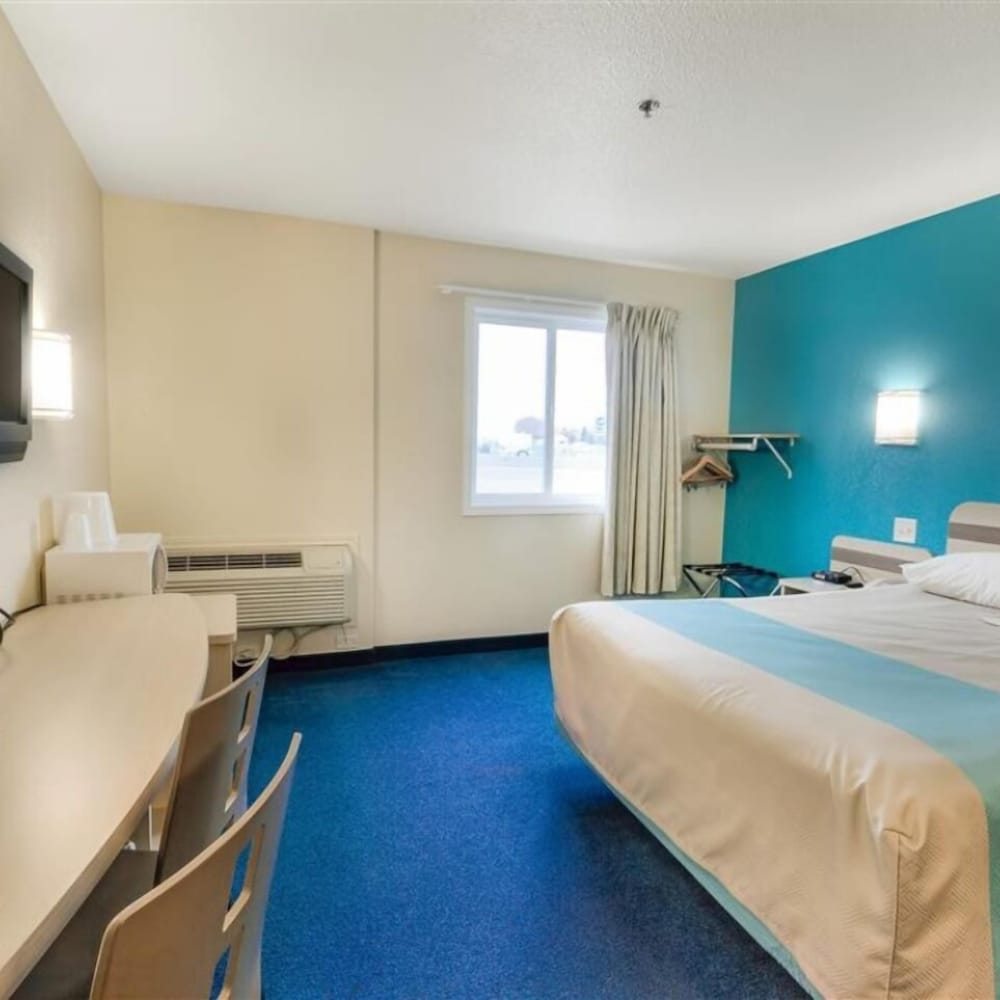 Standard Room, 1 Queen Bed, Non Smoking photo 2