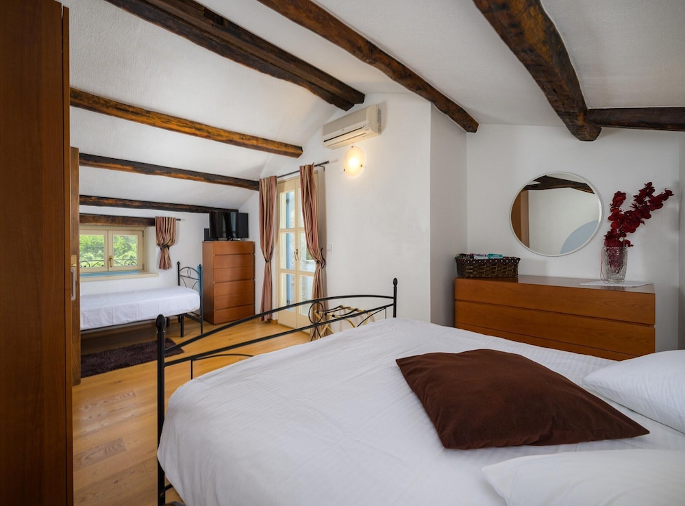Villa photo 2