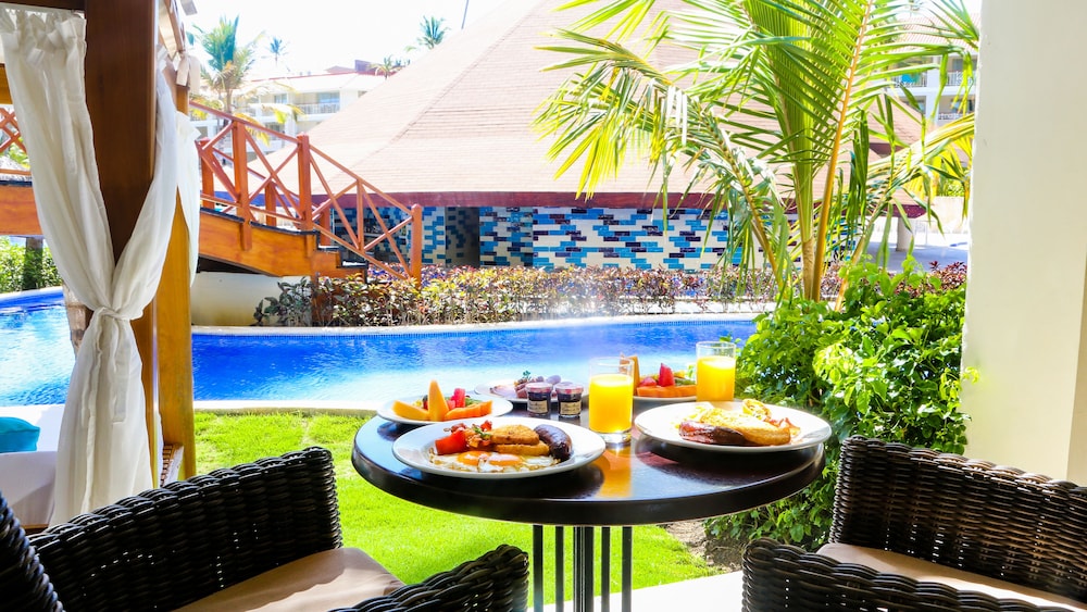 Swim Up Suite Outdoor Jacuzzi