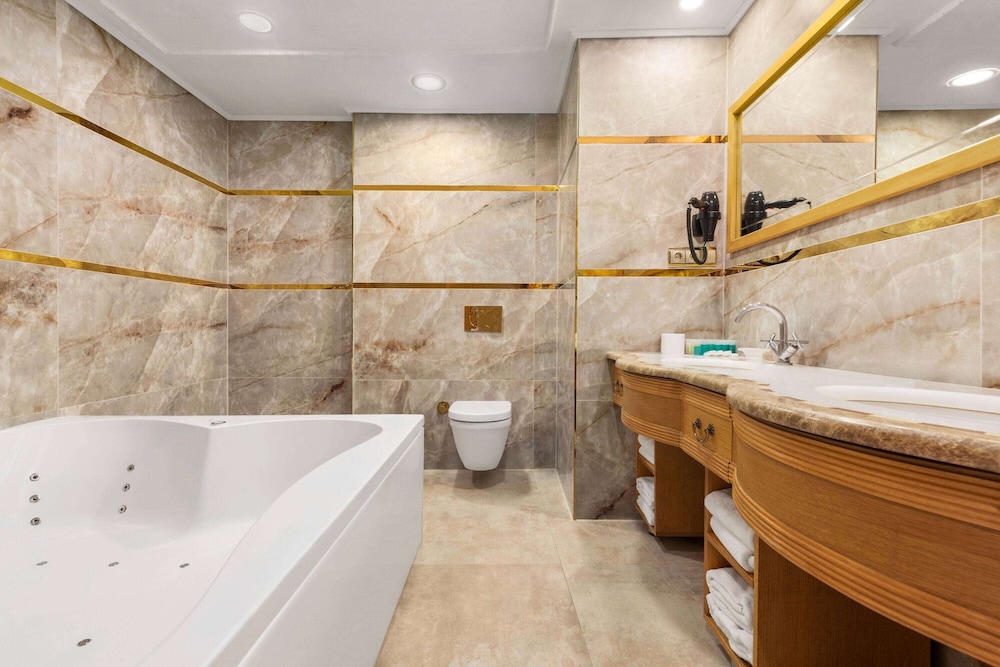 Presidential Suite, Jetted Tub photo 3