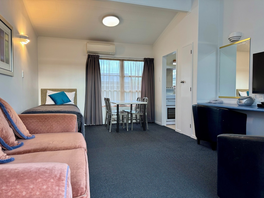 Family Room, 1 Bedroom photo 3