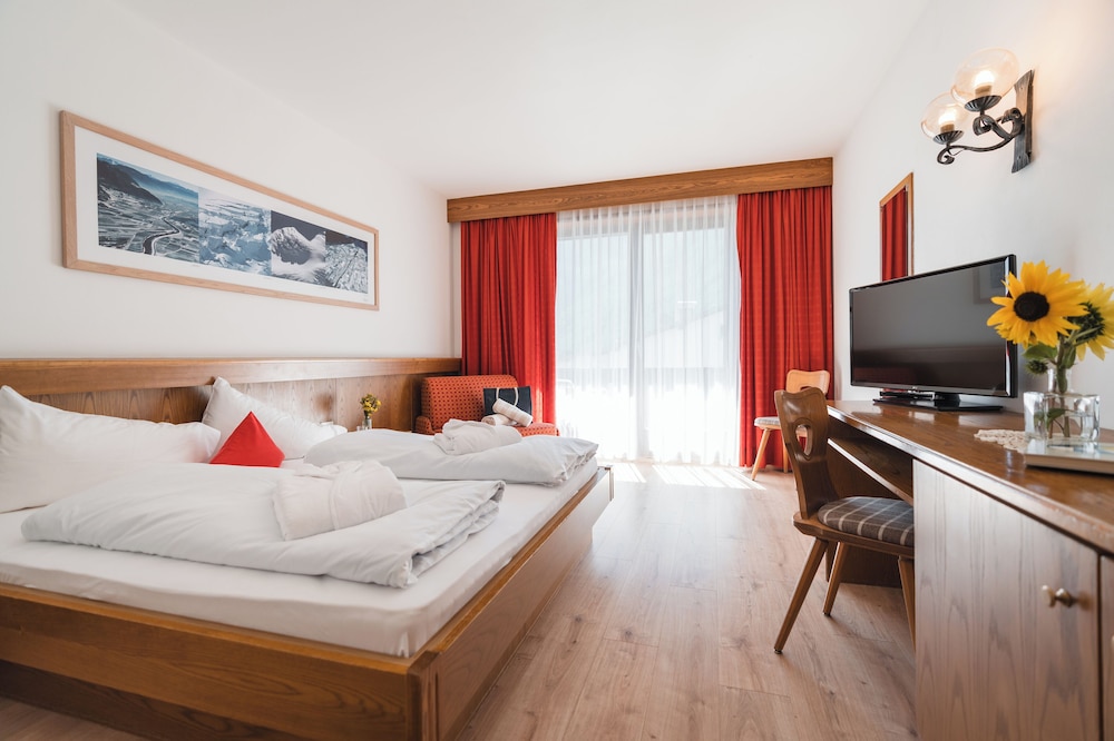 Classic Double Room, Balcony, Mountain View