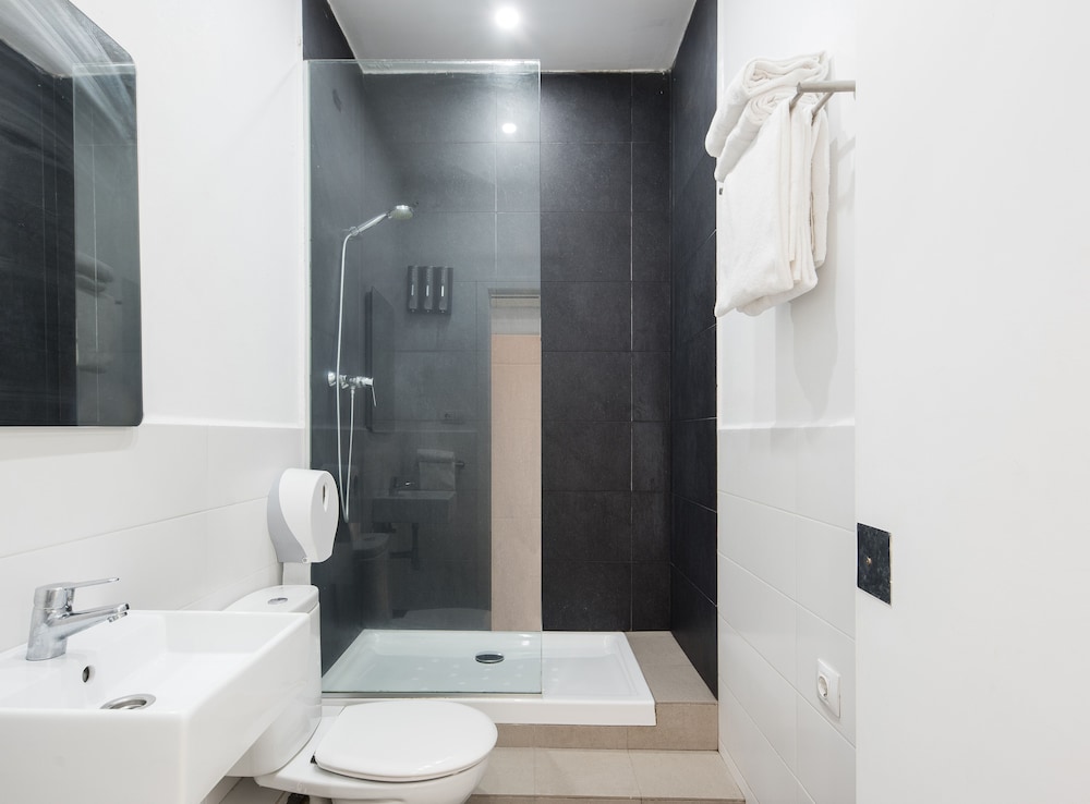 Family Quadruple Room, Private Bathroom photo 3