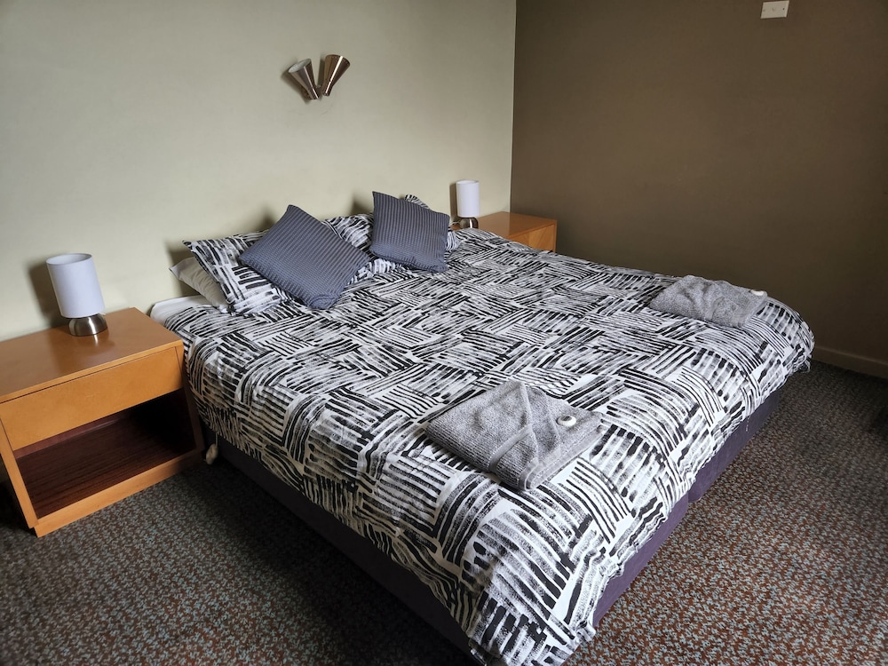 Basic Room, 1 King Bed