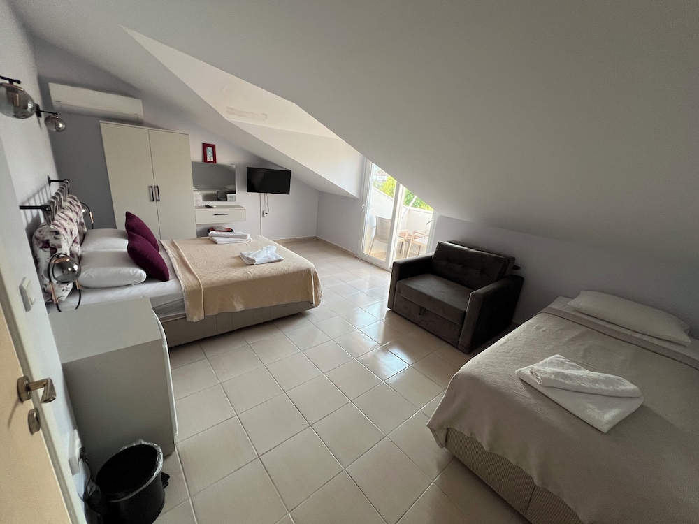 Superior Triple Room, Balcony - Photo 6