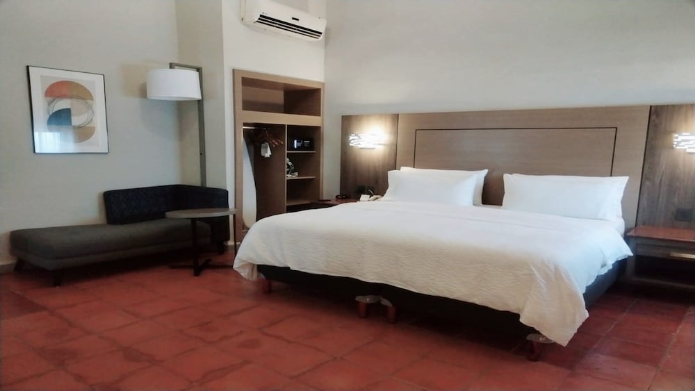 Standard Room, 1 King Bed, Accessible Bathtub - Photo 1