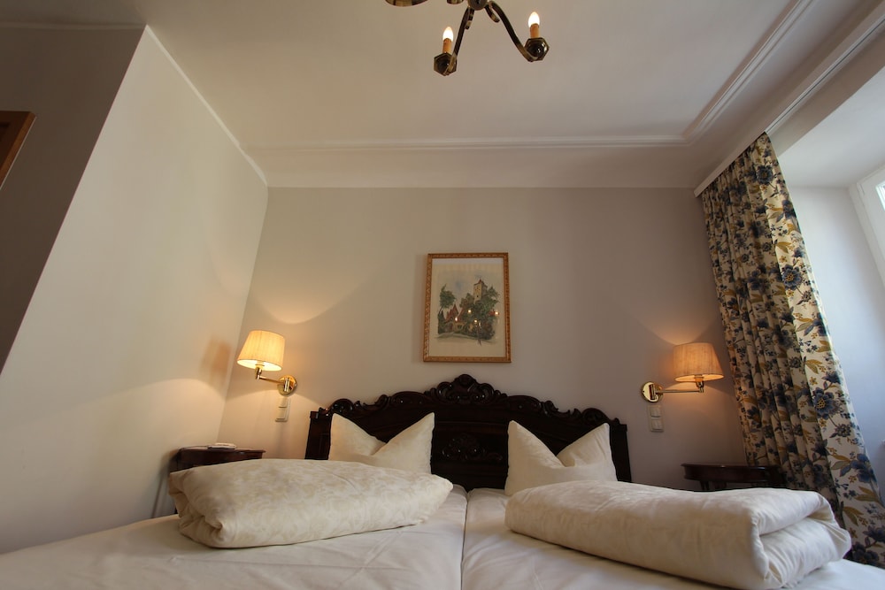Basic Double Room, 2 Twin Beds - Photo 9