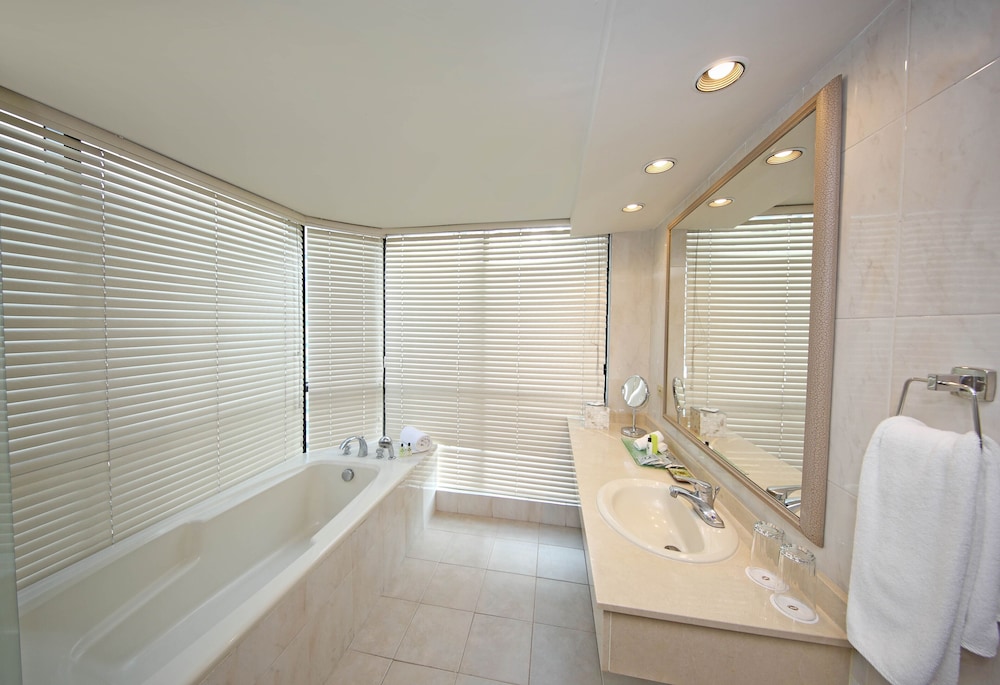 Suite, 1 Bedroom, Club Lounge Access (Dining, High Floor) thumbnail 6