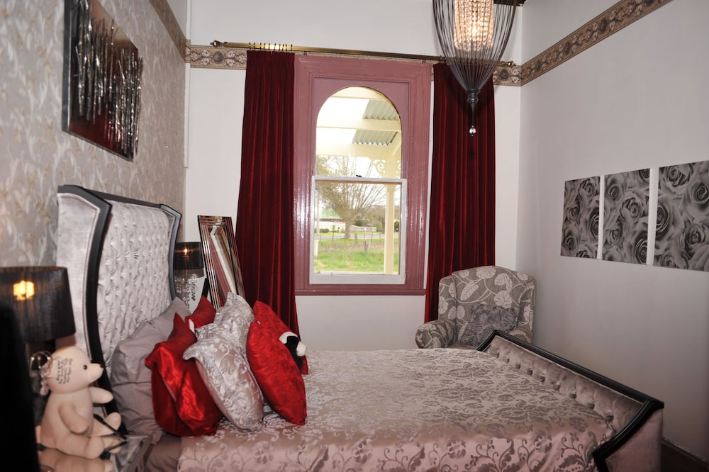 Chandelier Suite photo 2