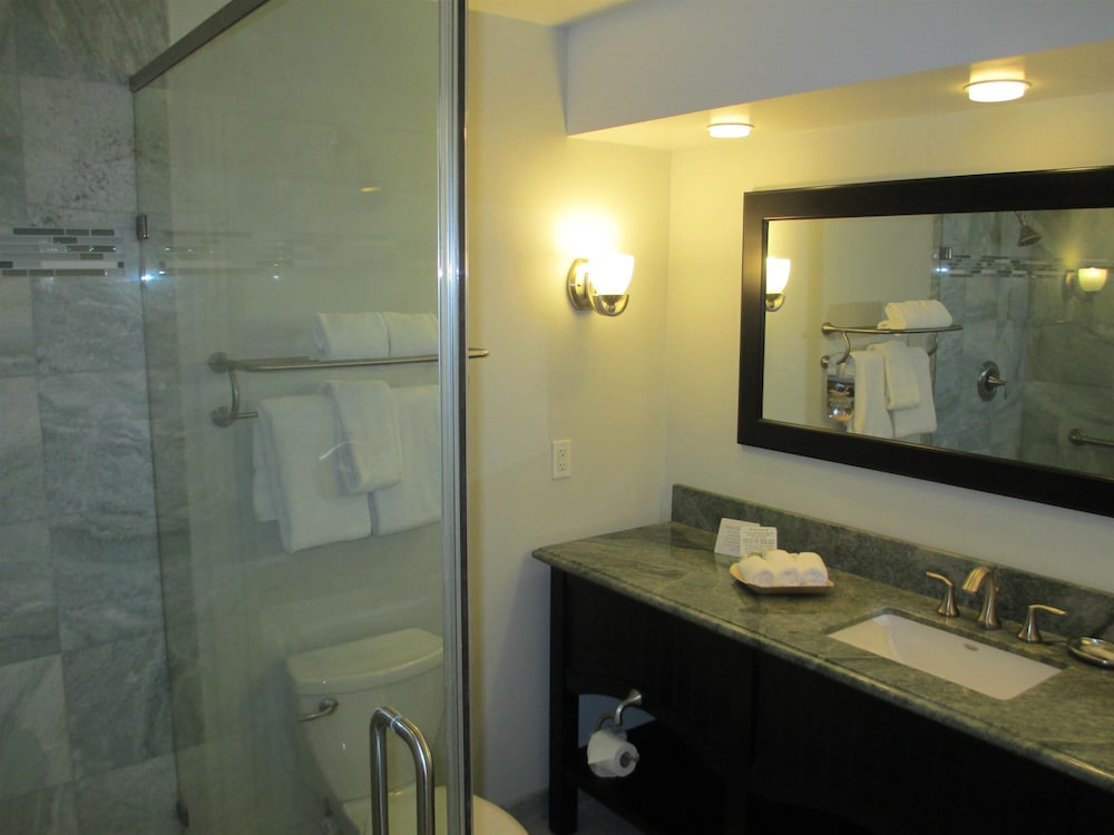 Standard Room, 1 King Bed, Refrigerator & Microwave, Garden View - Photo 2