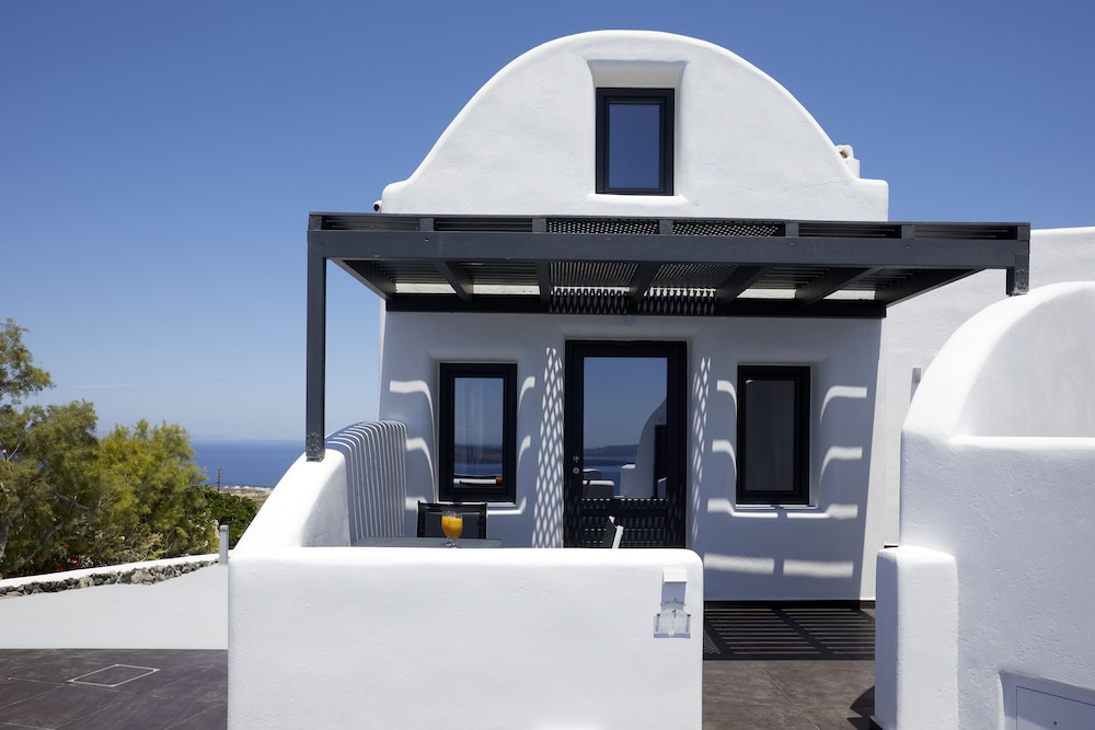 Elegant Suite with outdoor heated private Jacuzzi - Photo 7
