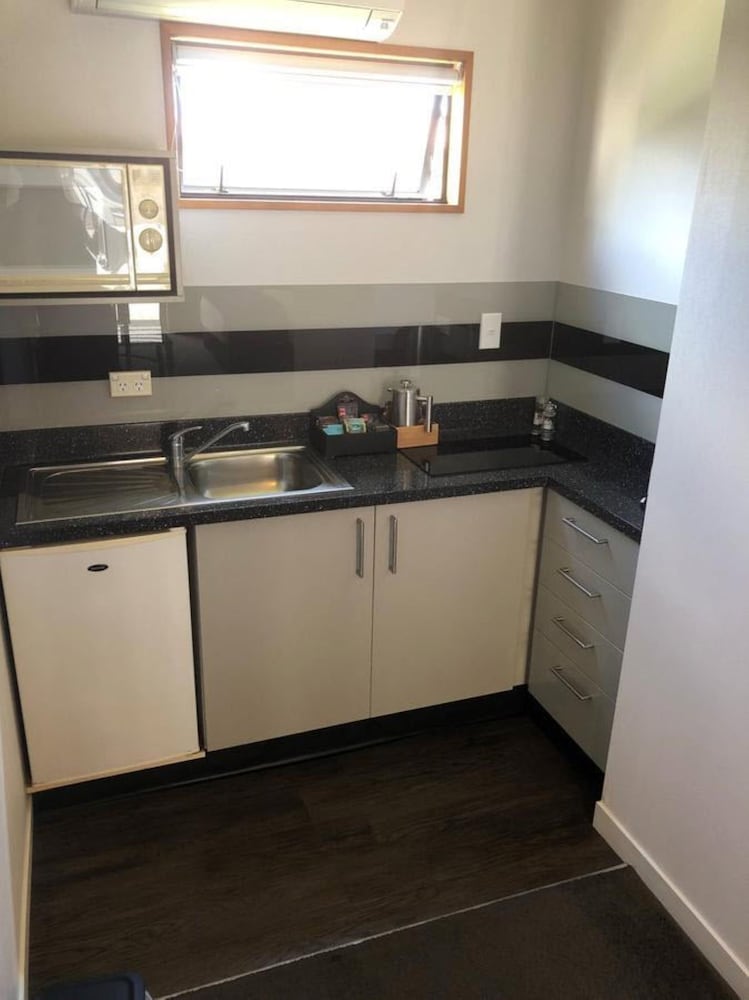 Standard Studio, 1 Queen Bed, Kitchenette photo 3