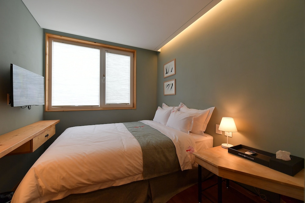 Double Room, 1 Queen Bed, Non Smoking (201) photo 3