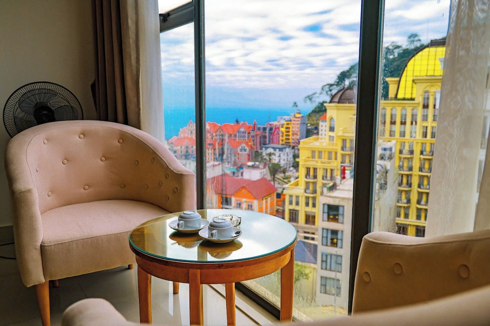 Royal Double Room, Bathtub, City View