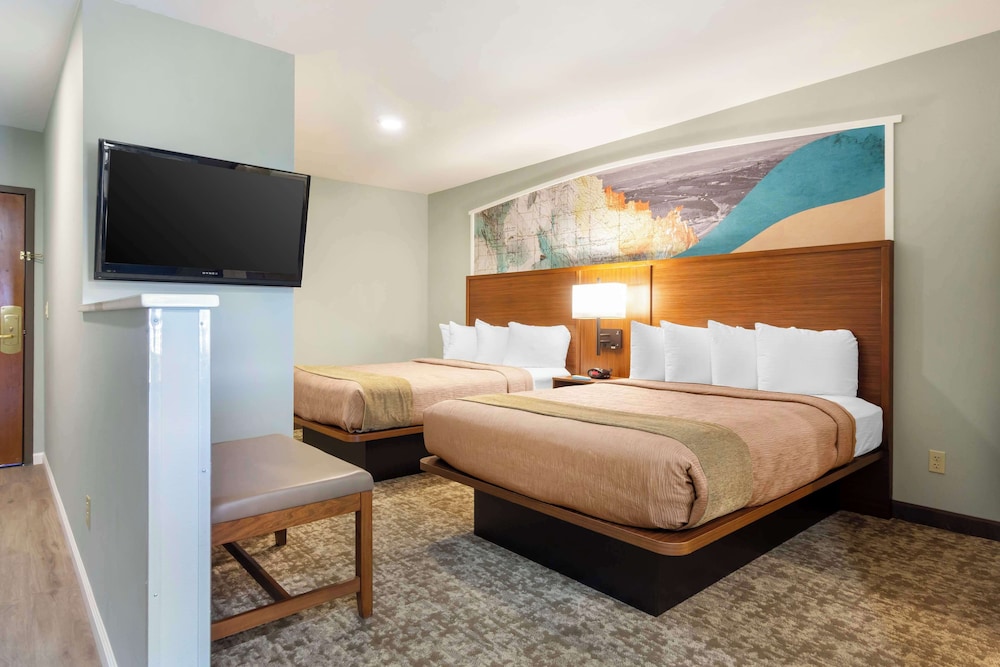 Suite, 2 Queen Beds, Kitchen, Poolside (Full Kitchen)