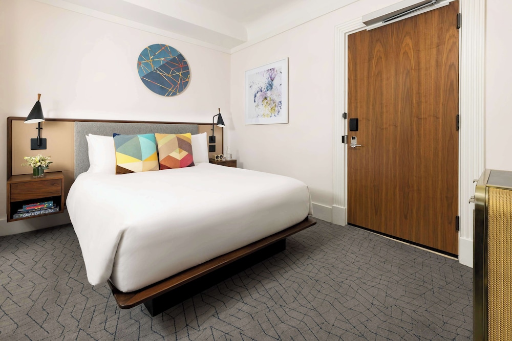 Room, 1 Queen Bed, Roll-in Shower