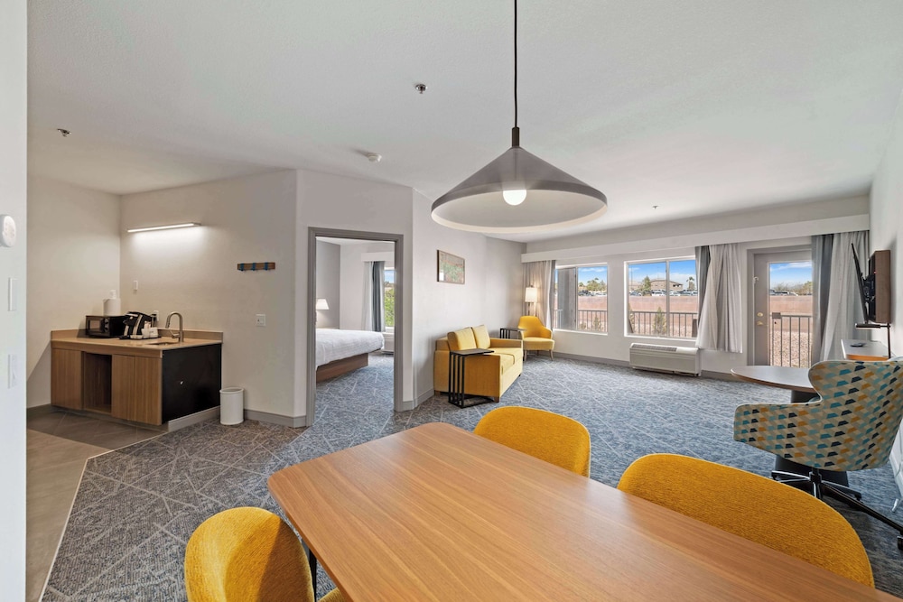 Suite, 1 Bedroom, Balcony - Photo 4