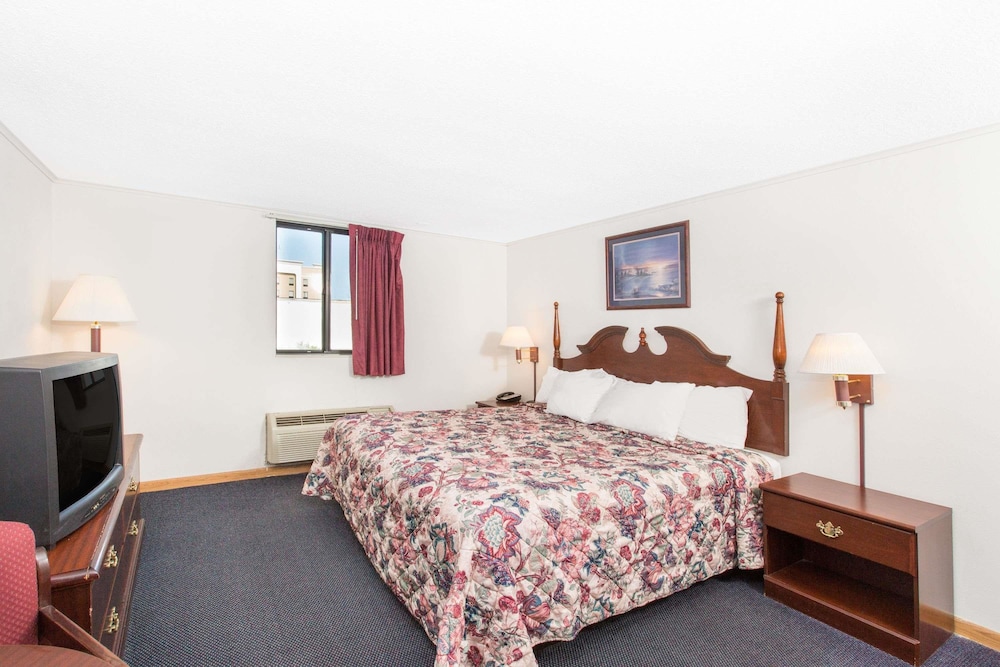 Standard Room, 1 Queen Bed